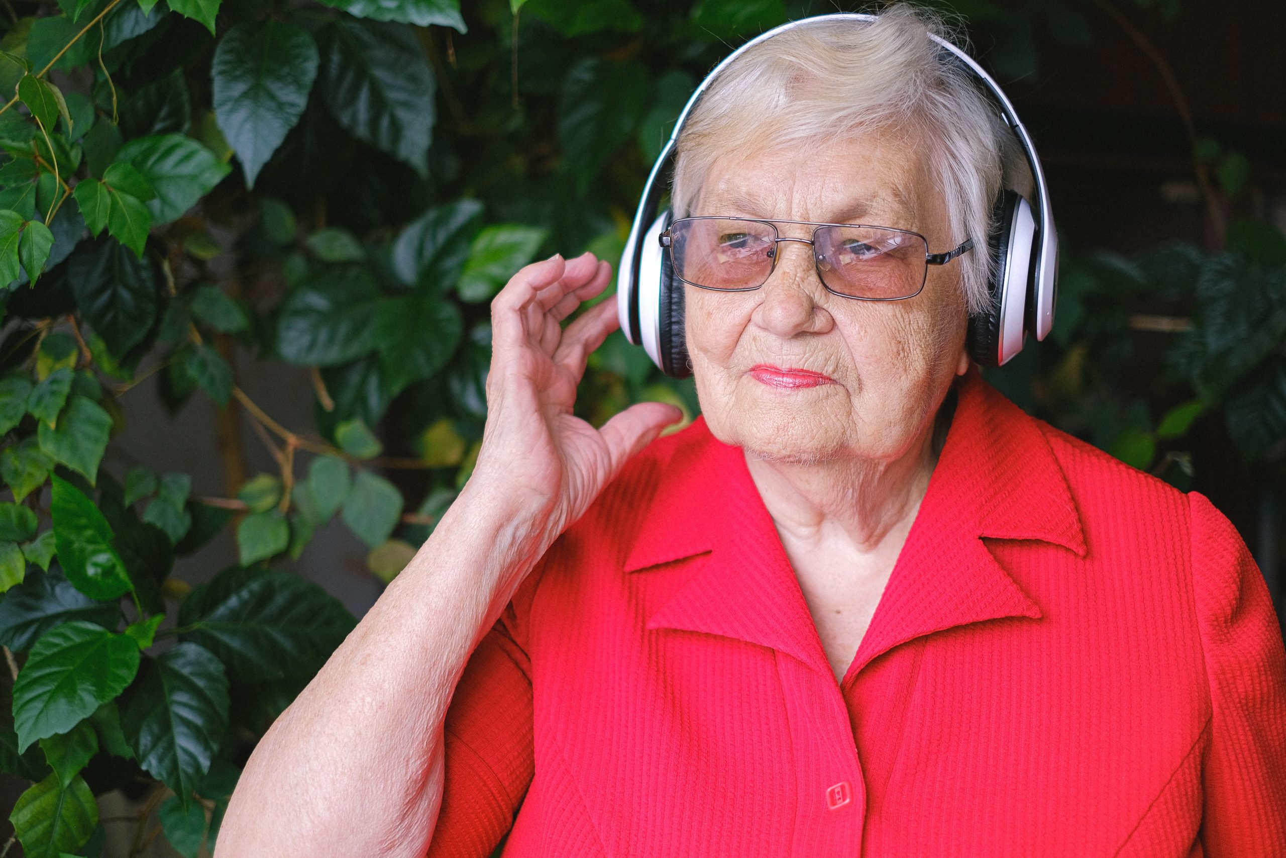 מבוגרת באדום מאזינה למוזיקה